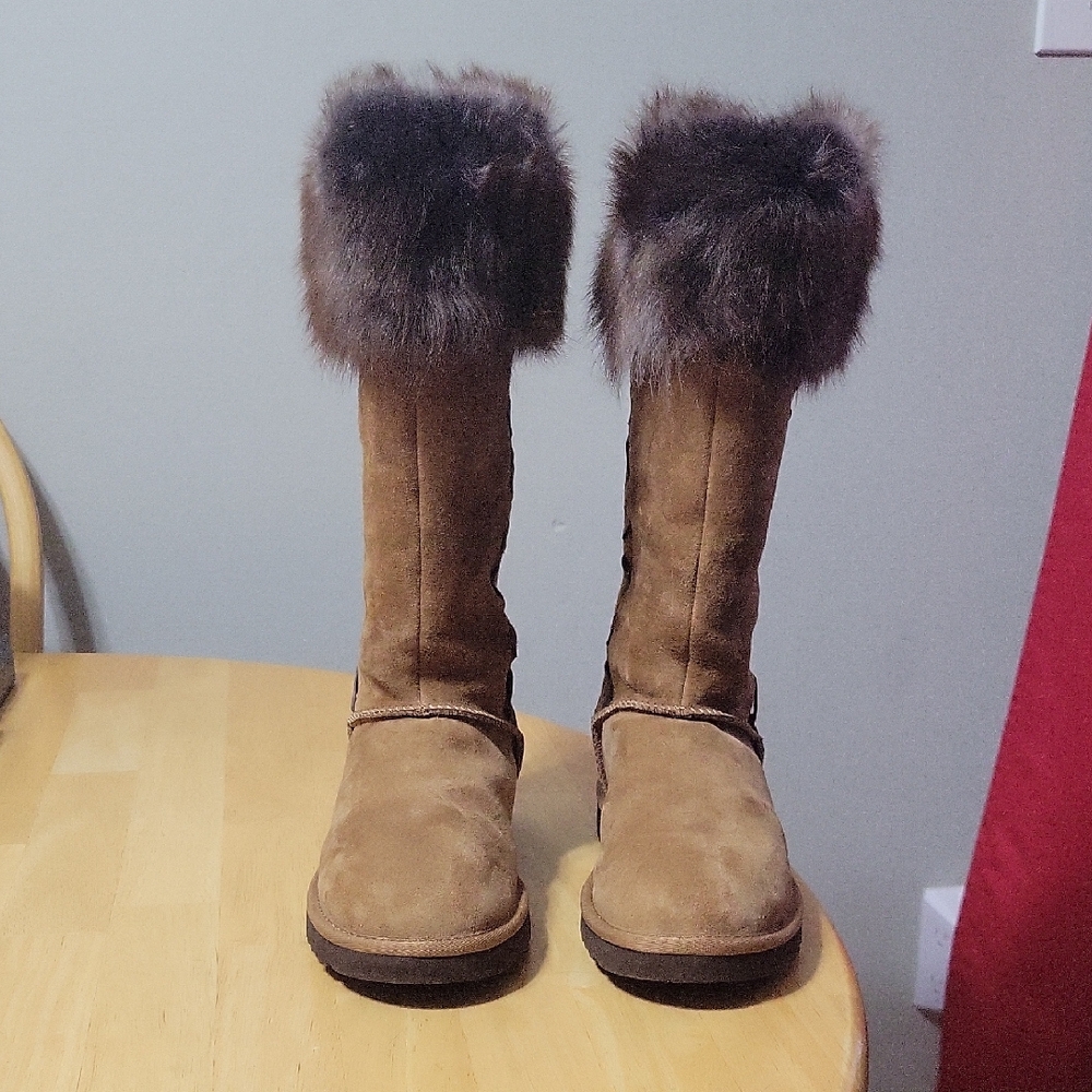 Like New Ugg Rosana W/ Fur Trim Boots